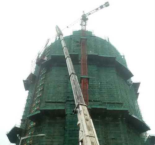 临安吊车在工地上作业